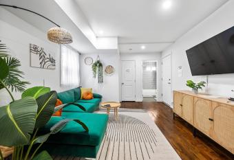 Boho Escape, Walk to Yale, 3BR, Washer Dryer allows 18 year olds to book a room