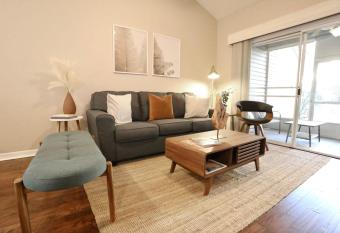 Nomad Retreat King Bed Boutique Condo w Garage has rooms with a private hot tub