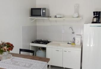 Apto 10: sala/cozinha,1quarto(ar e 2 camas)c/garag allows 18 year olds to book a room