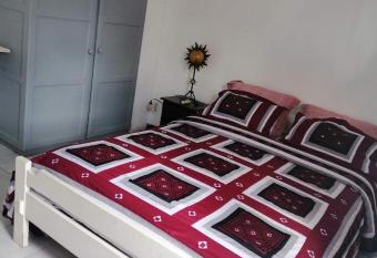 Villa AQUAMARINE grand baie allows 18 year olds to book a room