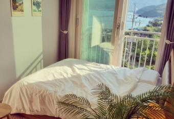 Geoje Mongdol allows 18 year olds to book a room