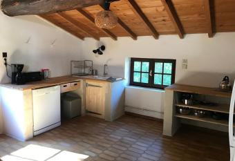 G  te en pierre au c  ur des chiens de tra  neau has Balcony rooms