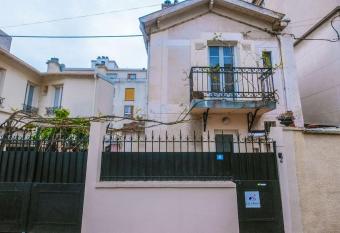 Charmante maison en ville Paris has Balcony rooms