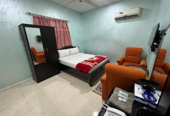 AL FANAR REST HOUSE LLC allows 18 year olds to book a room