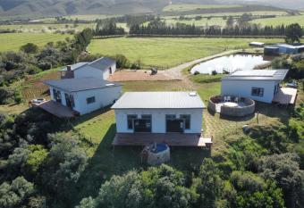 House on the Hill has rooms with a private hot tub