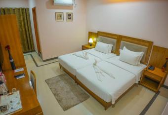 VIJAYANAGARAKINGSCOURT allows 18 year olds to book a room