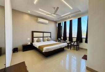 Hotel The Benz has Balcony rooms