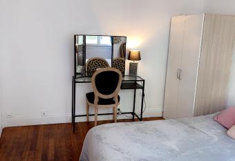 La chambre de Lou allows 18 year olds to book a room