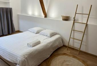 Petite maison de ville au calme has Balcony rooms