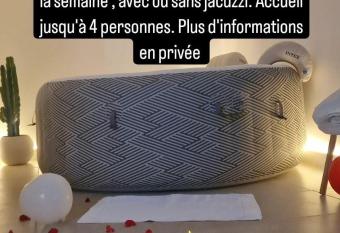 Cosy House Jacuzzi has rooms with a private hot tub