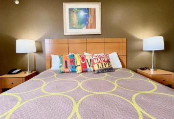 The Quincy Inn & Suites has rooms with a private hot tub