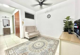 Cozy 4BR -7Pax MMU , Tamarind Square Cyberjaya Free Parking has Balcony rooms