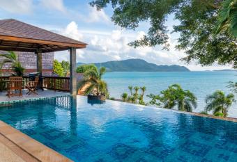                                                                                             has rooms with a private hot tub