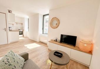 Le sans soucis, T2 contemporain allows 18 year olds to book a room