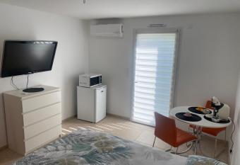 Chambre dans une maison avec une piscine has Balcony rooms