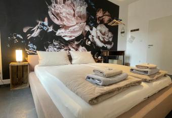 Sch  ngelrooms allows 18 year olds to book a room