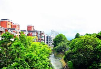No 5 Park Homestay has Balcony rooms