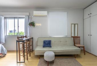 Aconchegante e ensolarado! allows 18 year olds to book a room