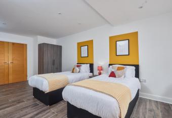 Walsall Spacious 4-bed Haven with large parking and garden, near M6, city centre and hospital - Perfect for contractors, professionals and families allows 18 year olds to book a room