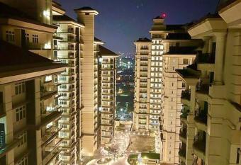 Spacious Home @ Kuching City Ctr allows 18 year olds to book a room