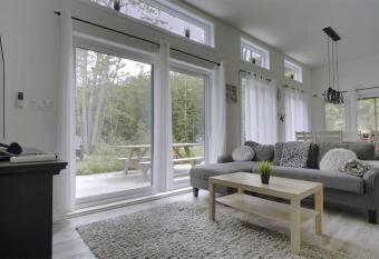 Chalet L'  cureuil (waterfront, modern, spa, BBQ) has rooms with a private hot tub