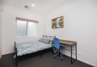 Modern house 1double size private bedroom 7min to beach allows 18 year olds to book a room