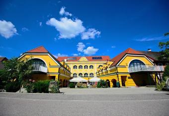 Gasthof Rossatz 8 has Balcony rooms