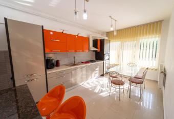 5* house with view. 4 parking places has rooms with a private hot tub