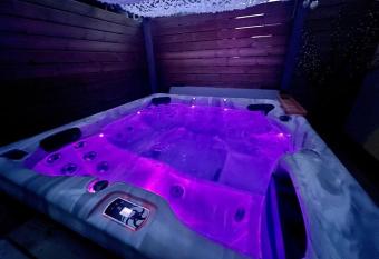 LE NID , maison spa & plages has rooms with a private hot tub