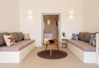 Grandma s Houses has rooms with a private hot tub