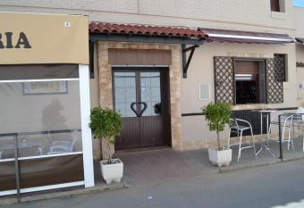 Hostal Pension La Ruta allows 18 year olds to book a room