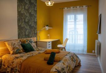 Superbe maison de ville - Chambre priv  e - Quartier Villebourbon - 5 min    pied gare et hypercentre has Balcony rooms