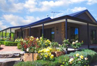 Shiraz Cottage - A Vineyard Retreat in Barossa Valley allows 18 year olds to book a room