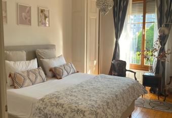 HOCORAS Vintage apartment well located and equipped allows 18 year olds to book a room