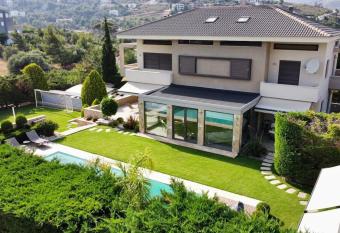 Luxury Floor Apartment with Private Pool allows 18 year olds to book a room