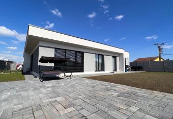 Klimatizovan   Apartm  nov   dom s v  rivkou, 9B has rooms with a private hot tub