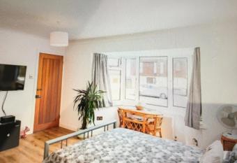 Ocean Breeze 5 minutes walk to the beach - Free Parking allows 18 year olds to book a room