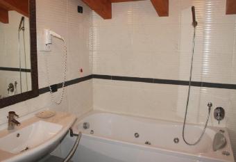 Hotel Eridano has rooms with a private hot tub