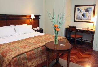 Hotel Colonial San Nicol  s allows 18 year olds to book a room