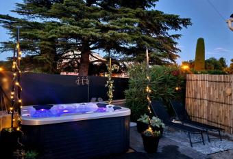 La pause en luberon has rooms with a private hot tub