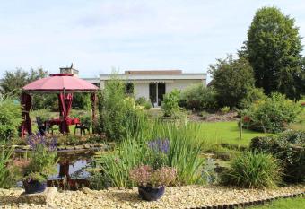 Les Petites Chambres de la Bleue Maison has Balcony rooms