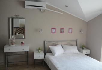 Amaryllis Studios has Balcony rooms