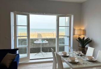 Ocean View Suite - Near Hythe - On Beach Seafront - Private Parking has Balcony rooms