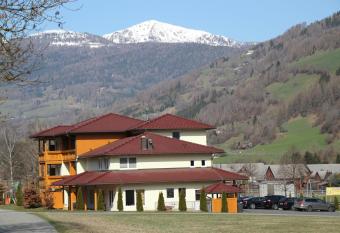 Pension Da Capo has Balcony rooms