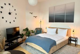 ENDLESS: Mitten im Zentrum inkl. Stellplatz allows 18 year olds to book a room