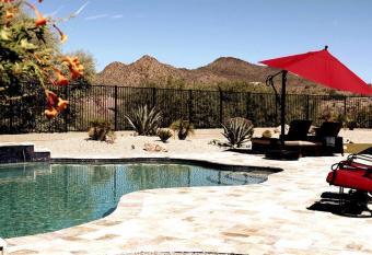 Phoenix Home with heated pool, desert views & hot tub has rooms with a private hot tub