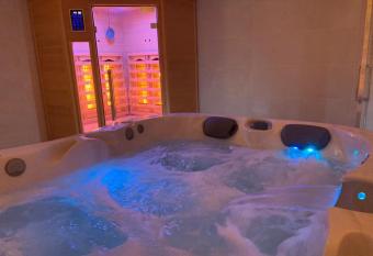 *Romance Jacuzzi* Appartement Spa pour les amoureux ou les solos allows 18 year olds to book a room