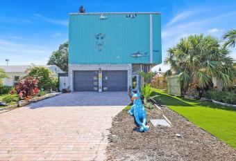 2 bedroom home with fun outdoor area has rooms with a private hot tub