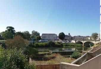 Joli c  ur de ville Dax has Balcony rooms