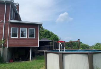 Cozy House Montreal has rooms with a private hot tub